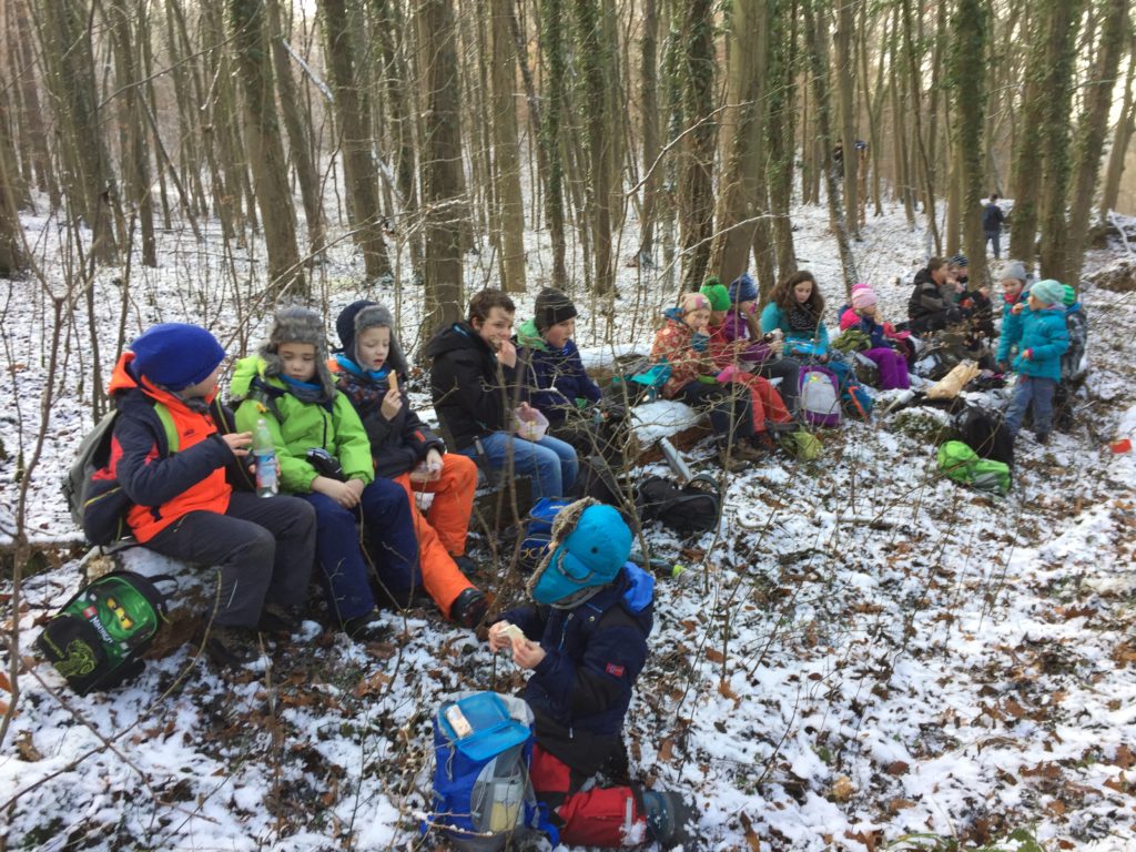 Die uralten Fertigkeiten und das Wildniswissen der Naturvölker machen Mädchen und Jungen ab 6 Jahren im Laufe der Zeit zu echten Waldläufer *innen!

Die Wildniskids treffen sich, um das „wilde Leben“ draußen zu üben und ihre ureigene Naturverbindung zu stärken oder wiederzuerlangen: Feuer machen, Ohren spitzen und in den Wald lauschen