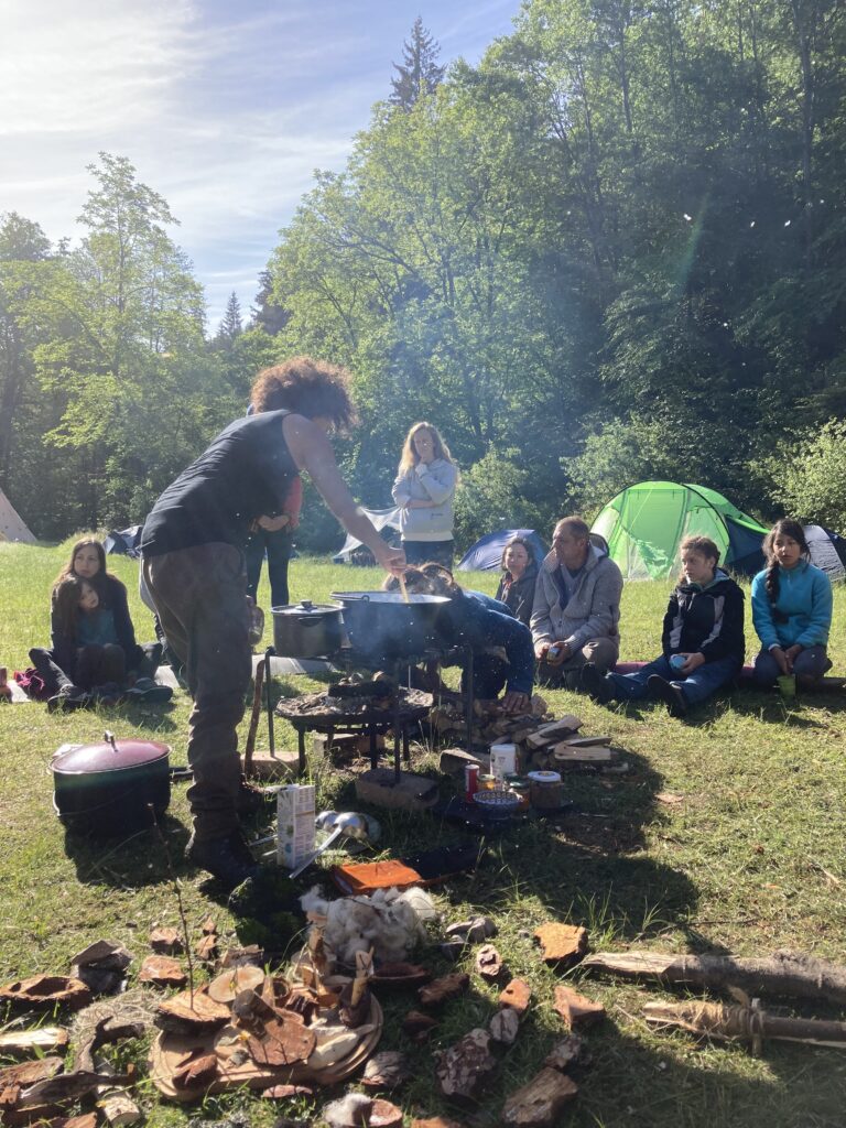 Indigenes Wissen ist einzigartig und ortsgebunden, und es bietet wertvolle Einsichten für den respektvollen Umgang mit unserer Umwelt und den Erhalt der natürlichen Vielfalt. Die Auseinandersetzung mit diesen Themen fördert Perspektivenerweiterung, Toleranz und die Wertschätzung von kulturellem Wissen und Praktiken...