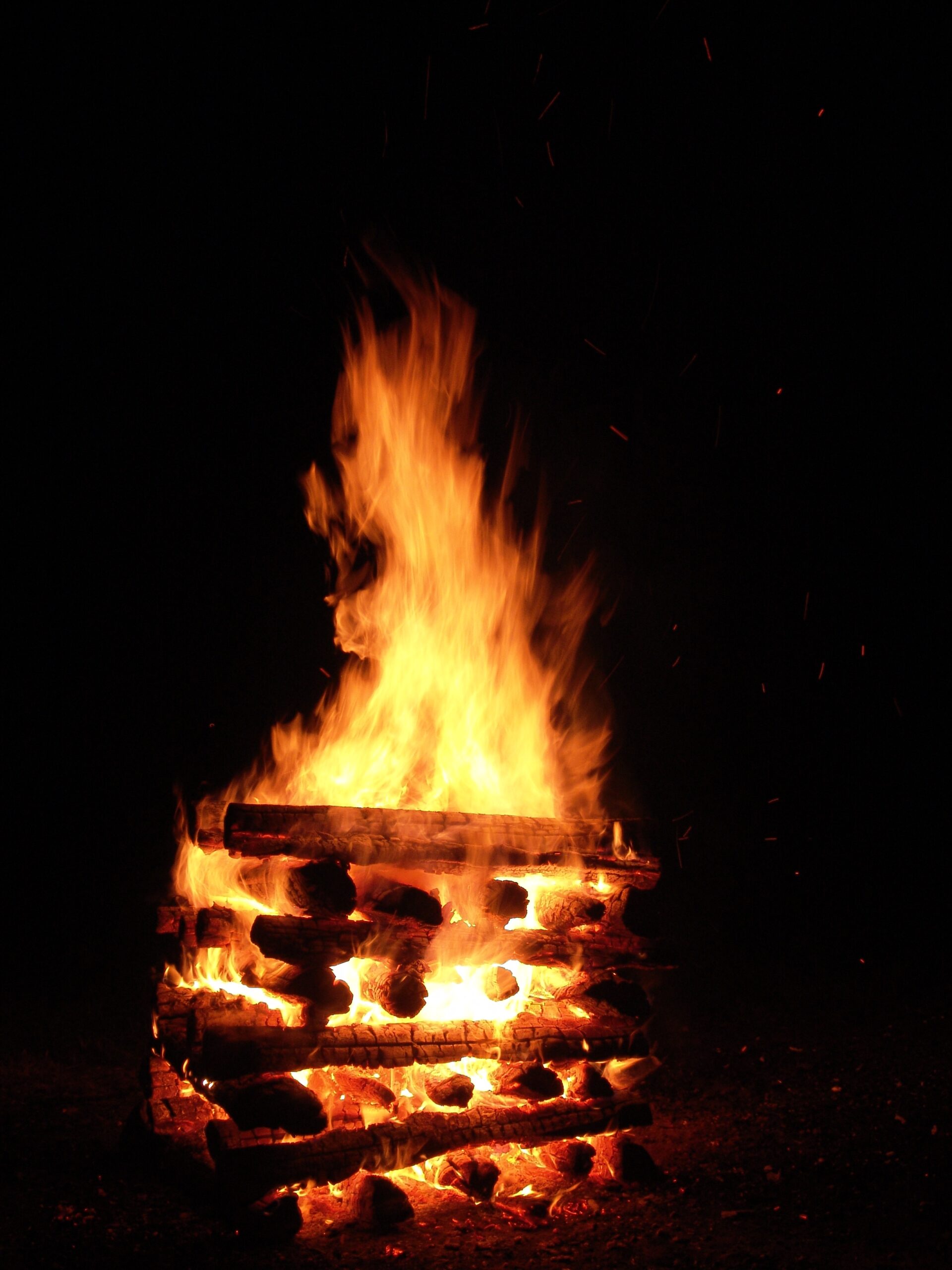 Über glühende Kohlen - Feuerlauf