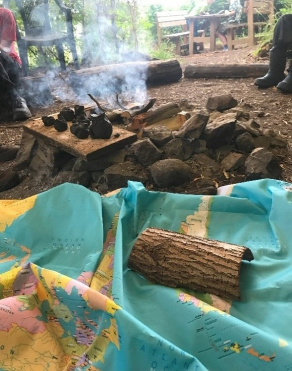 Indigenes Wissen ist einzigartig und ortsgebunden, und es bietet wertvolle Einsichten für den respektvollen Umgang mit unserer Umwelt, traditionellen Institutionen und den Erhalt der natürlichen Vielfalt. Die Auseinandersetzung mit diesen Themen fördert nicht nur Perspektivenerweiterung, Toleranz und die Wertschätzung von kulturellem Wissen und Praktiken, sondern ist auch relevant für den schulischen Lehrplan.